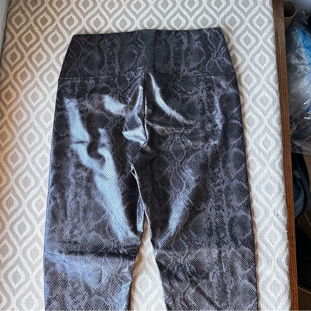 7 For All Mankind Women's Snakeskin Leggings sz S Night Out Rocker - Picture 10 of 11